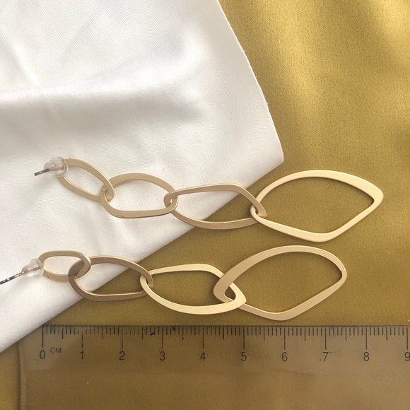 Long loopy earrings - Picture 3 of 3